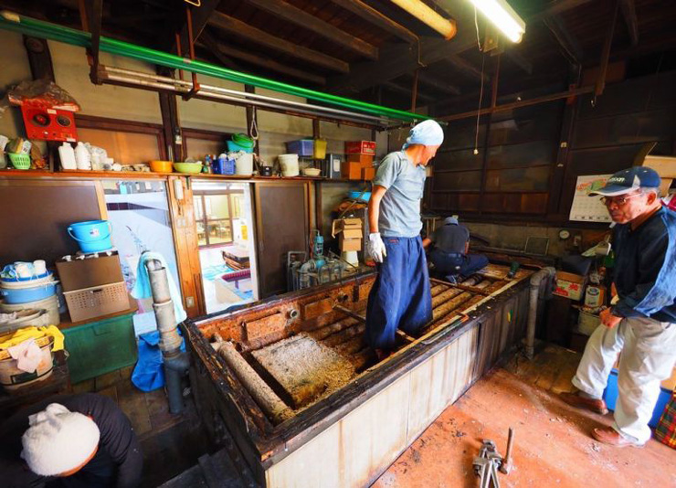 これが今日の現場。真ん中の枠に入っているのがボイラー