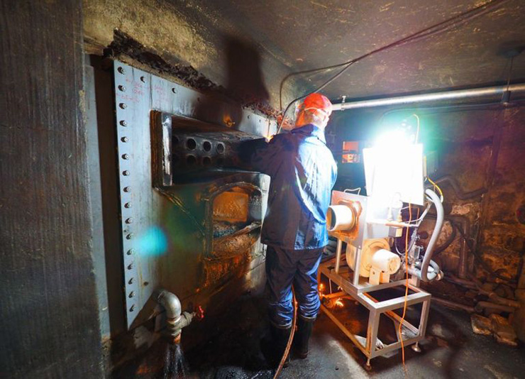 所変わってこちらはボイラー室の入り口から撮った風景。