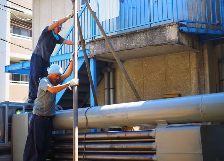 ボイラーの上に鉄パイプでできた三脚をおいたら、ボイラーを紐にくくりつけて……