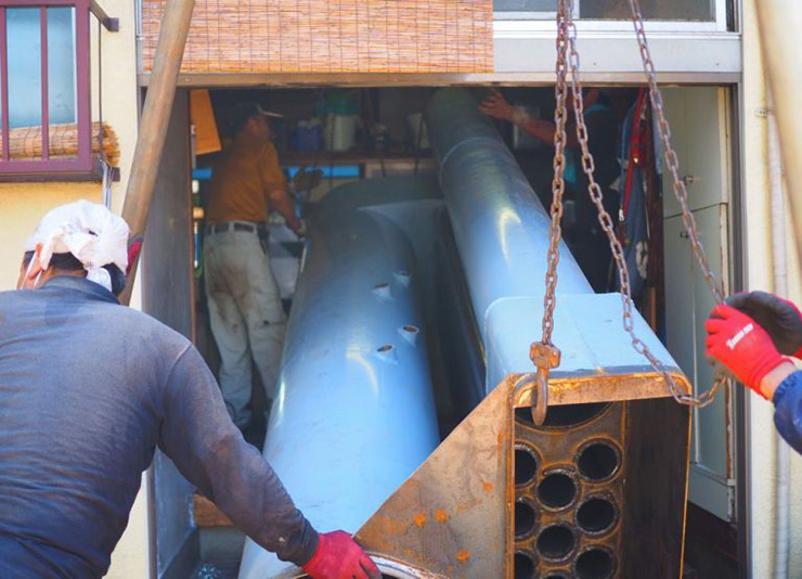 職人さんに誘われ、この狭い隙間からバックヤードに入る。