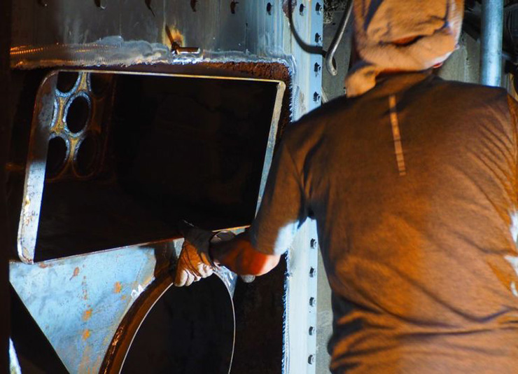 きっちりハマるように、ボイラー室側からも調整して仮置き。