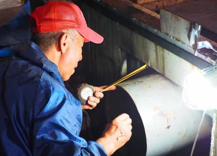 煙道側に飛び出した配管も切り取る位置を残しておく。