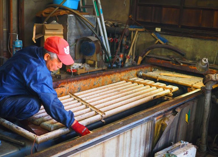 サヤ管と呼ばれる配管を新設ボイラーの上に戻している。