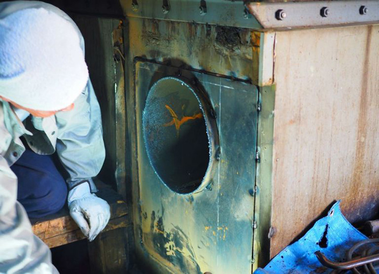 煙道側の配管は昨日マークした通りに切断。