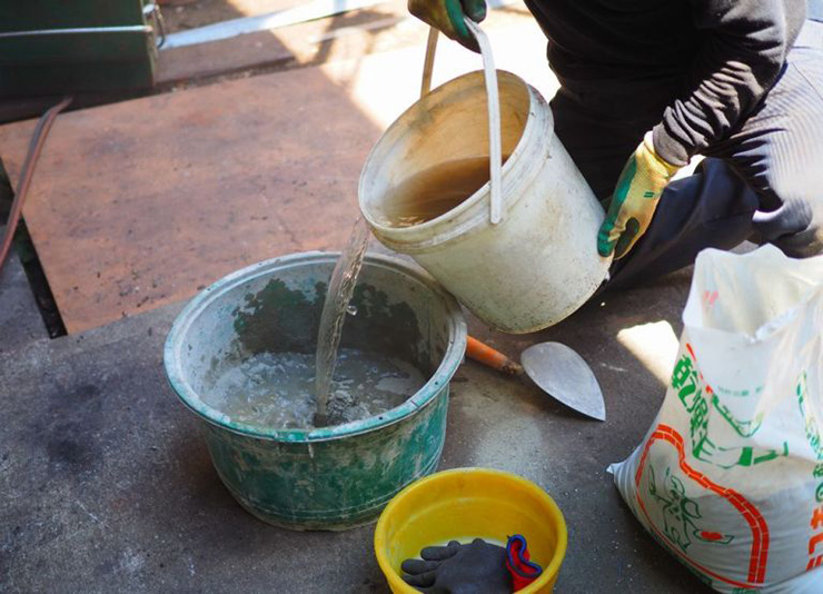 その間にモルタルを準備したら