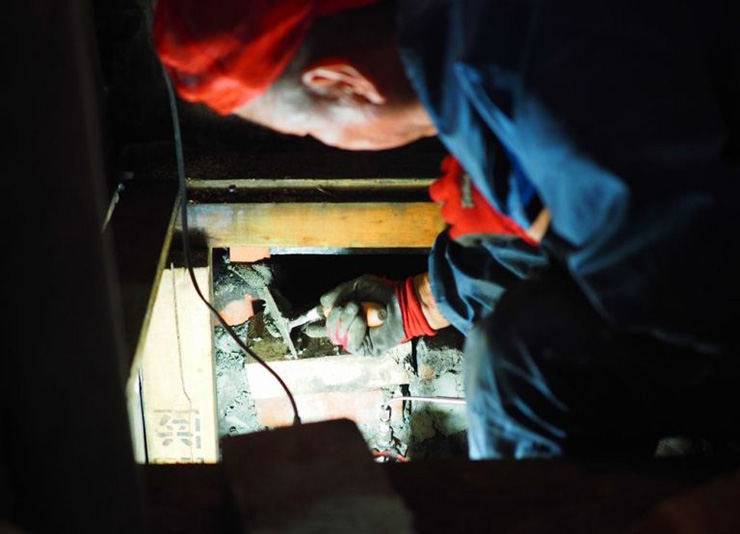 煙が漏れないようダクトの下側にある煙道を新しくレンガで補修していく。