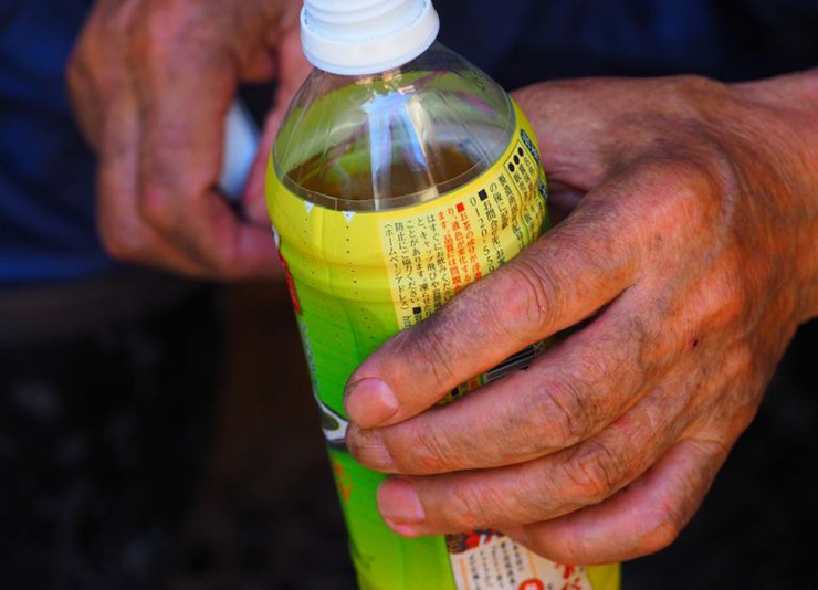 ペットボトル持ってるだけなのにカッコいいわ。