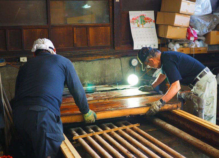 厚さ7センチもある巨大な板の蓋をサヤの上に乗せていく。