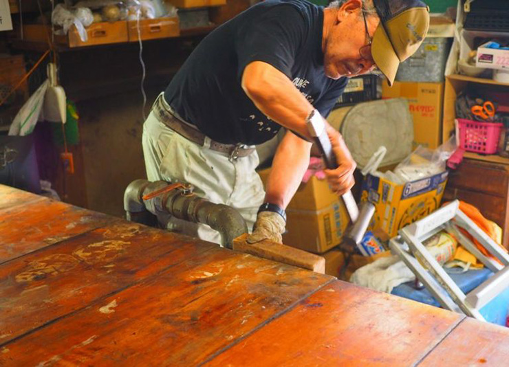 蓋を傷つけないよう当て板を金づちで叩いて、蓋のフチが並ぶように調整していくと……