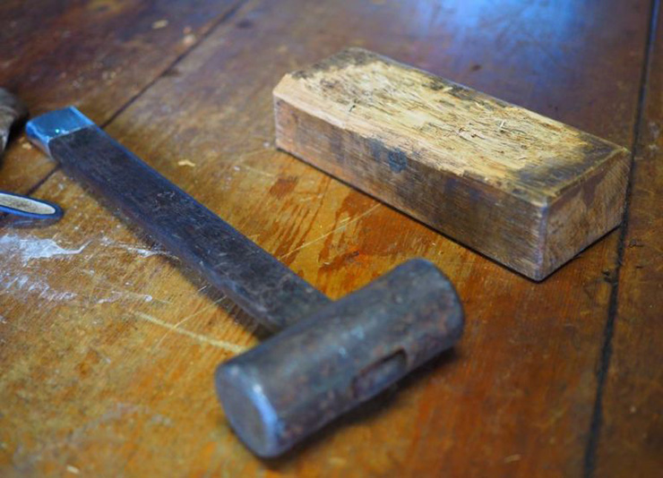 一体何年叩き続けてきたんだろうというくらい年季の入った当て板と金づち。