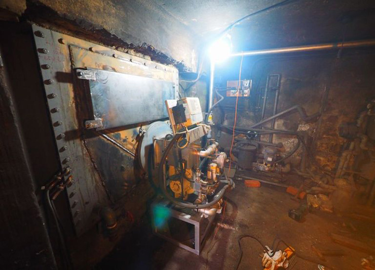 ボイラー室側も溶接完了。ガスバーナー装置を元の位置に戻す。