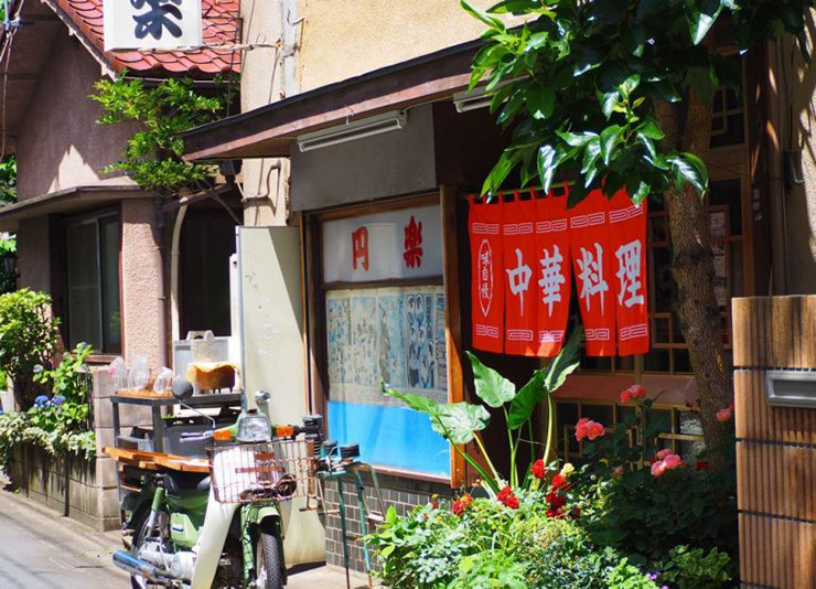 食事は近くの「そば屋さん」で