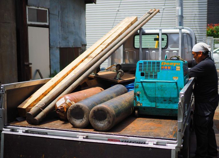 ガスバーナーや溶接に使う機材も続々とトラックに。