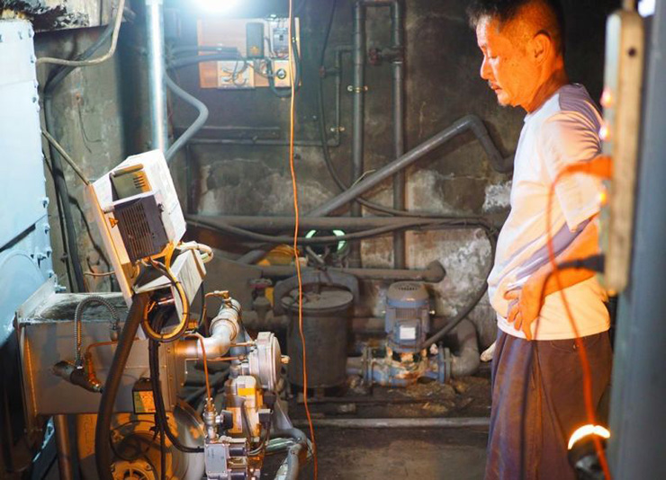 上尾さんはガスバーナーがきっちりと動いているかを最終確認。