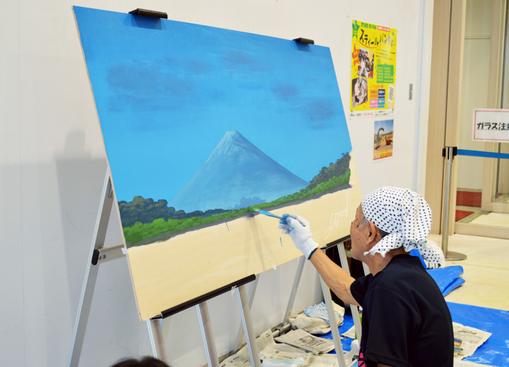 丸山清人さんが会場で描く富士山