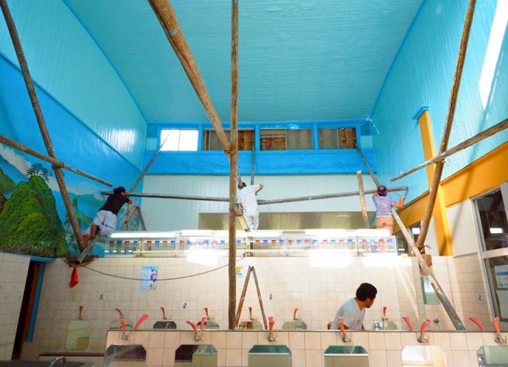 浴室に運び込まれた木材を職人さんたちが紐でぐるぐると結び付けていく。