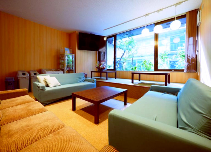 ゆったりビールが飲める広くて明るいロビー!