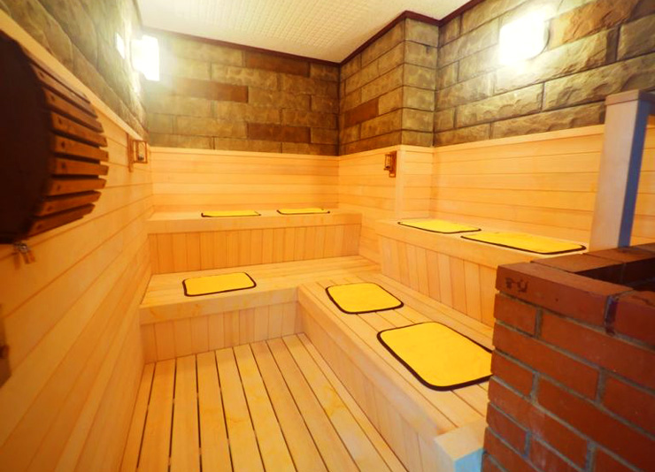 設定温度110度の広々サウナ