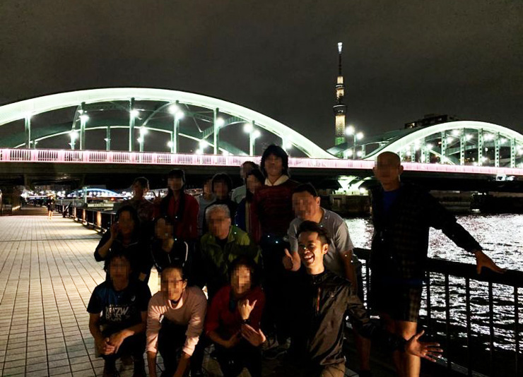 各自夜景を撮影した後は記念写真。